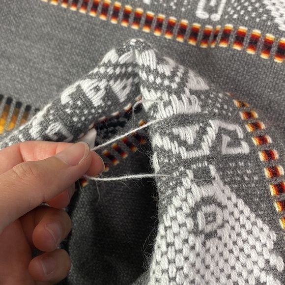 Artessanias Inca Wool Southwestern Ecuadorian Gray Poncho - Picture 8 of 9